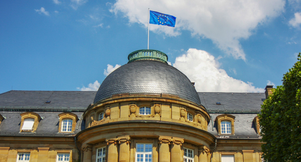 Die Europafahne weht auf dem Dach der Villa Reitzenstein, dem Amtssitz des Ministerpräsidenten von Baden-Württemberg.