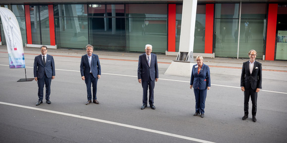 (von links nach rechts:) Ministerialdirektor im Ministerium für Wirtschaft, Arbeit und Tourismus Michael Kleiner, Minister für Soziales, Gesundheit und Integration Manne Lucha, Ministerpräsident Winfried Kretschmann, Ministerin für Wissenschaft, Forschung und Kunst Theresia Bauer und Staatsminister Dr. Florian Stegmann auf einem Gruppenbild.