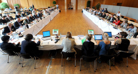 Gegner und Befürworter des umstrittenen Pumpspeicherkraftwerks Atdorf sitzen in Bad Säckingen (Landkreis Waldshut) an einem „runden Tisch“ (Bild: dpa).