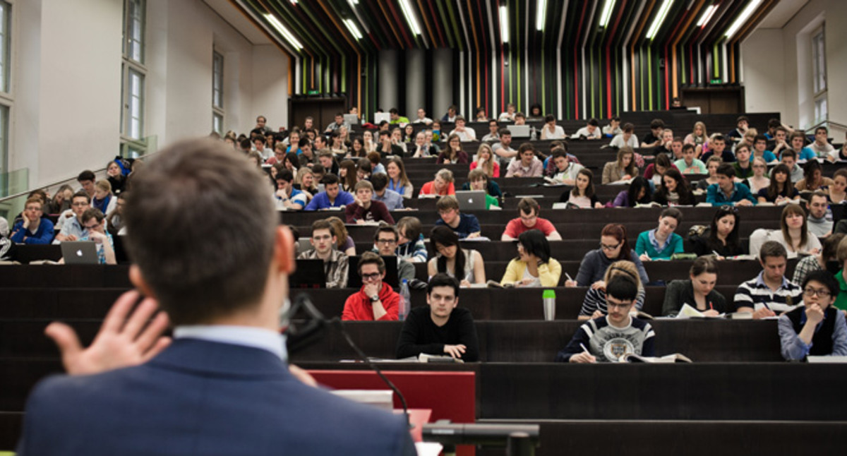 Ein Dozent hält vor Studenten eine Vorlesung (Foto: Shooresh Fezoni)