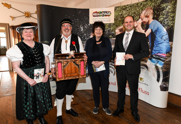 v.l.n.r.: ein Trachtenpaar, Staatsrätin Gisela Erler und der Waldkircher Oberbürgermeister Roman Götzmann (© Foto: Stadt Waldkirch)