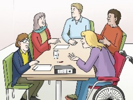 Fünf Personen diskutieren an einem Tisch.