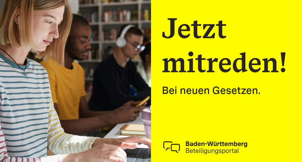 Links ein Foto mit drei Personen, die nebeneinander an einem Tisch sitzen mit Laptops und Kopfhörern. Rechts auf gelben Hintergrund Text 'Jetzt mitreden! Bei Gesetzen der Landesregierung' mit Logo des Beteiligungsportals Baden-Württemberg.