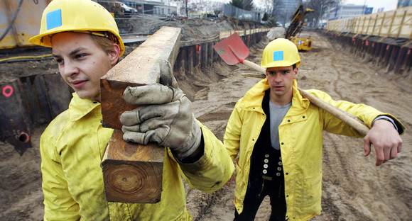 Zwei Bauarbeiter auf einer Baustelle in Mannheim. (Bild: dpa)