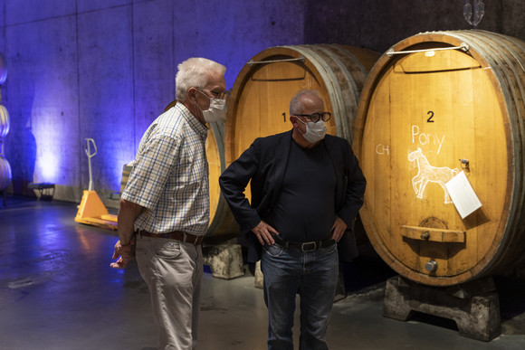 Ministerpräsident Winfried Kretschmann hat im Rahmen seiner Sommertour Vogtsburg-Oberbergen im Kaiserstuhl besucht. Fritz Keller erklärte dem Ministerpräsidenten auf seinem Weingut "Franz Keller" den Ablauf der Produktion.