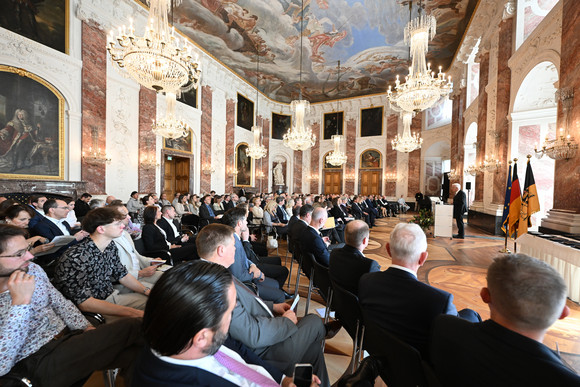 Ministerpräsident Winfried Kretschmann (rechts) bei seiner Ansprache zu den Gästen