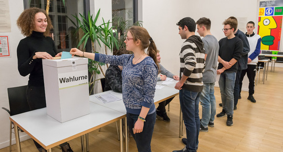 Eine Schülerin wirft in ihren Wahlzettel in einer Wahlurne zur Juniorwahl. (Foto: © Juniorwahl 2017)