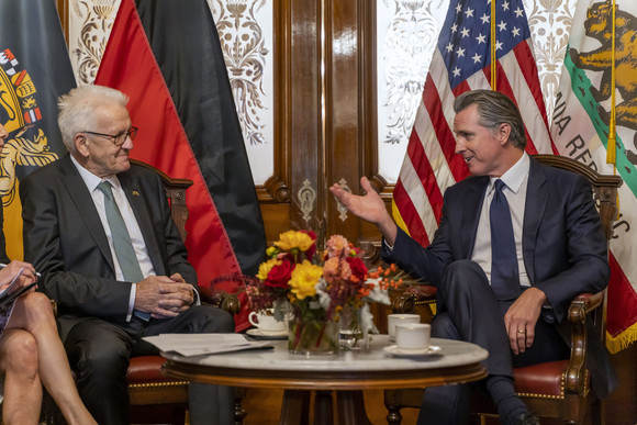 Ministerpräsident Winfried Kretschmann (links) im Gespräch mit dem Gouverneur von Kalifornien, Gavin Newsom (rechts), in Sacramento