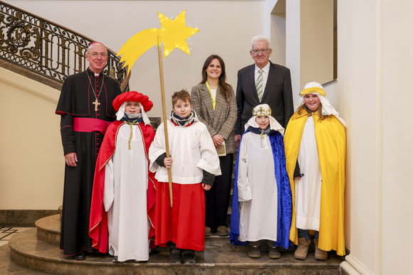 Ministerpräsident Winfried Kretschmann mit der Sternsingergruppe der Kirchengemeinde St. Laurentius Tengen, Erzdiözese Freiburg