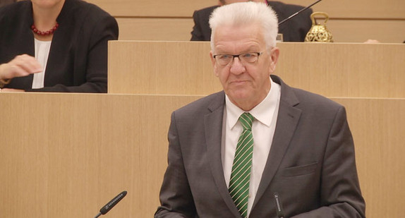Ministerpräsident Winfried Kretschmann am Rednerpult im Landtag von Baden-Württemberg.