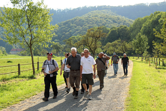 Wanderung auf dem Wasserfallsteig in Bad Urach: Ministerpräsident Winfried Kretschmann (M.) im Gespräch