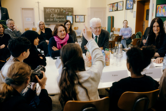 Ministerpräsident Winfried Kretschmann und Kultusministerin Theresa Schopper beim Austausch zu Bildungsreformen an der Pragschule Stuttgart 