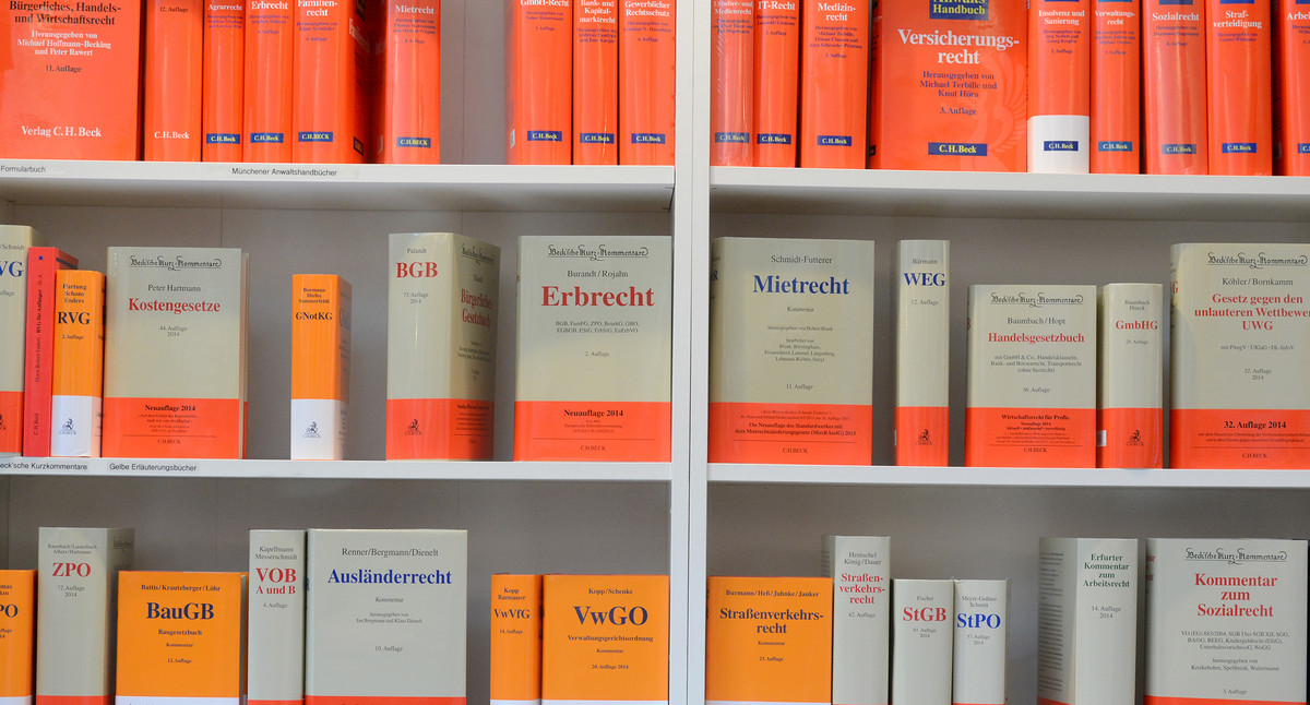 Fachliteratur zum Thema „Recht“ ist an einem Stand beim Deutschen Anwaltstag in Stuttgart zu sehen. (Bild: dpa)