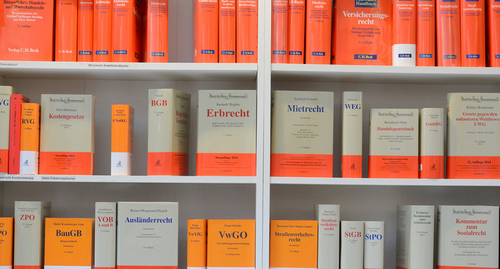 Fachliteratur zum Thema „Recht“ ist an einem Stand beim Deutschen Anwaltstag in Stuttgart zu sehen. (Bild: dpa)
