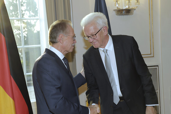 Franz Fehrenbach (links) und Ministerpräsident Winfried Kretschmann (rechts) geben sich die Hand.