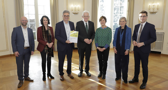 Ministerpräsident Winfried Kretschmann (Mitte) mit den Mitgliedern des Normenkontrollrats Baden-Württemberg