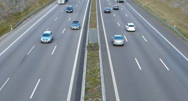 Autos fahren auf der Autobahn A8 zwischen der Anschlussstelle Pforzheim/Süd und Heimsheim (Bild: dpa).