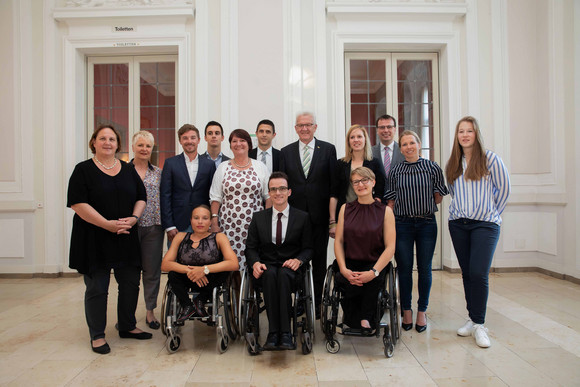 Vorne v.l.n.r.: Anja Wicker, Martin Fleig und Anna-Lena Forster; 
hinten v.l.n.r.: Staatsekretärin Theresa Schopper, Petra Häffner (sportpolitische Sprecherin der Landtagsfraktion Bündnis 90/Die Grünen), Fabian Rießle, Nico Messinger, Elvira Menzer-Haasis (Präsidentin des Landessportverbands Baden-Württemberg), Marcel Goc, Ministerpräsident Winfried Kretschmann, Andrea Rothfuss, Staatssekretär Volker Schebesta, Sandra Ringwald und Jana Fischer
