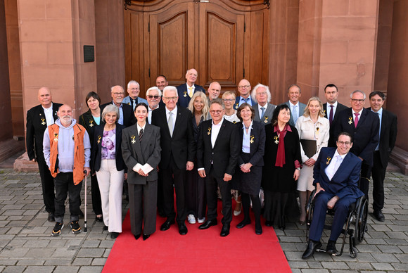 Gruppenbild mit Ministerpräsident Winfried Kretschmann (vorne, Vierter von links) und den Ordensprätendentinnen und Ordensprätendenten