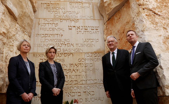 v.l.n.r.: Landtagsabgeordnete Gabriele Reich-Gutjahr, Wirtschaftsministerin Nicole Hoffmeister-Kraut, Ministerpräsident Winfried Kretschmann und  Landtagsabgeordneter Tobias Wald in der Gedenkstätte Yad Vashem

