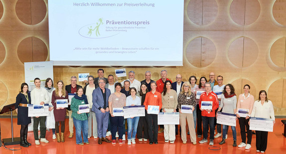 Gruppenbild auf der Bühne: Sozialminister Manne Lucha mit allen Preisträgern des Präventionspreises 2026