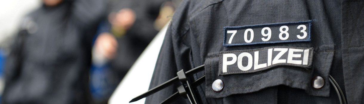 Ein Beamter der Bereitschaftspolizei trägt eine anonymisierte Kennzeichnung an der Uniform. 