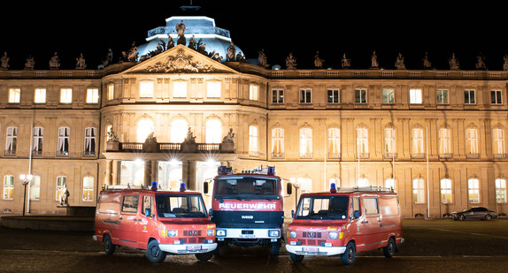 Drei Feuerwehrfahrzeuge vor dem Neuen Schloss in Stuttgart (Bild: Staatsministerium Baden-Württemberg)