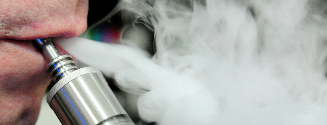 Ein Mann raucht eine E-Zigarette. (Bild: © picture alliance/Thalia Engel/dpa)