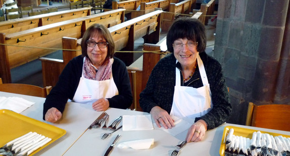 Staatsrätin Gisela Erler (r.) hilft in der Vesperkirche in Stuttgart.