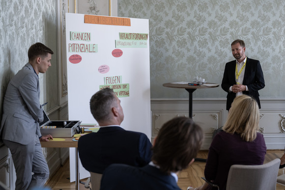 Holger Stegmaier aus dem Referat für Europapolitik des Staatsministeriums moderiert den Thementisch „Beziehungen Baden-Württemberg/Schweiz“.