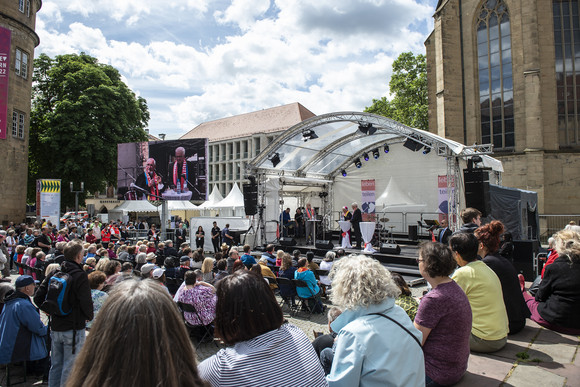 Ministerpräsident Winfried Kretschmann auf dem Stuttgarter Schillerplatz im Gespräch mit Bischof Dr. Gebhard Fürst