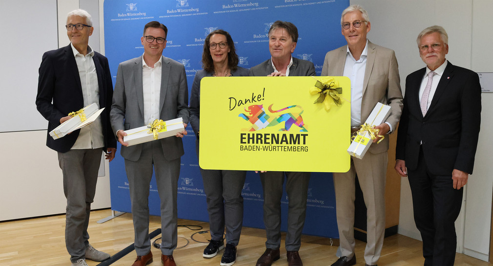 Gemeinsam mit Vertreterinnen und Vertretern der Modellregionen Landkreis Calw, Ostalbkreis, Freiburg und Ulm unterzeichnete Minister Manne Luche heute den Start der Ehrenamtskarte (Gruppenfoto mit einer stark vergrößerten Ehrenamtskarte).