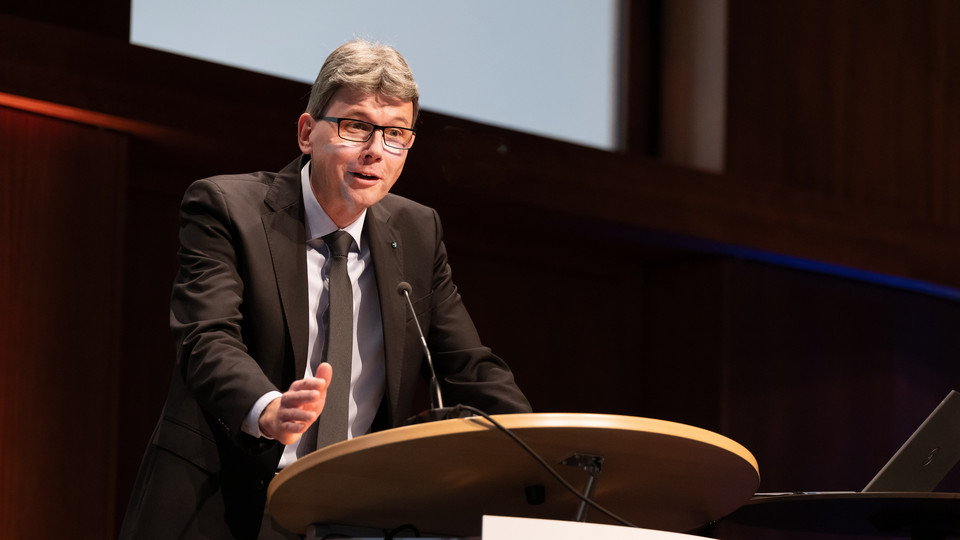 Regierungsrat Dieter Egli spricht bei der Demokratiekonferenz 2023.