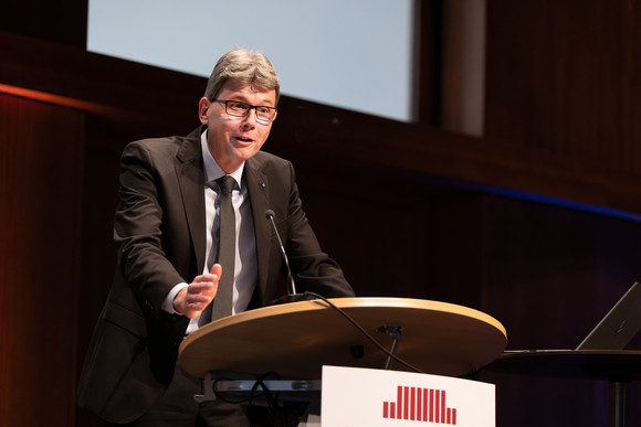 Regierungsrat Dieter Egli spricht bei der Demokratiekonferenz 2023.