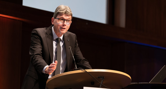 Regierungsrat Dieter Egli spricht bei der Demokratiekonferenz 2023.