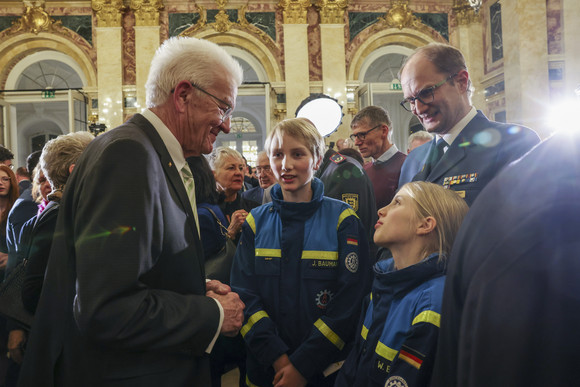 Ministerpräsident Winfried Kretschmann (links) im Gespräch mit jungen Gästen