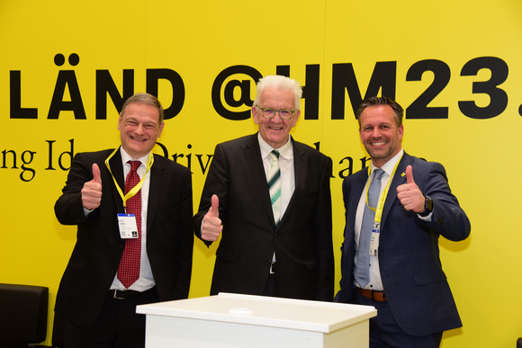 Franz Loogen, Geschäftsführer e-mobil BW GmbH (l.), Ministerpräsident Winfried Kretschmann (M.) und Dr. Christian Herzog, Geschäftsführer Baden-Württemberg International BW_i (r.), am Baden-Württemberg Pavillon „Energy Solutions"