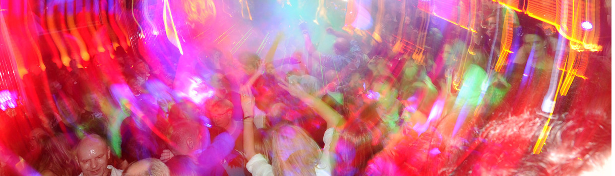 Menschen tanzen in einem Club (Foto: dpa)