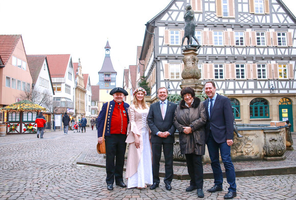v.l.n.r.: Gunter Dlabal (Südwestdeutscher Gauverband der Heimat- und Trachtenvereine), Celine Traub (Winnender Mädle), Paul Nemeth MdL (Vorsitzender des Landesausschusses Heimatpflege Baden-Württemberg), Staatsrätin Gisela Erler und Winnendens Oberbürgermeister Hartmut Holzwarth (Bild: Stadt Winnenden)