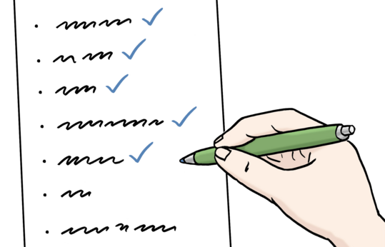Eine Hand hakt eine Checkliste ab.