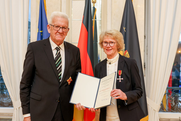 Ministerpräsident Winfried Kretschmann (links) und Christa Hasenbrink (rechts)