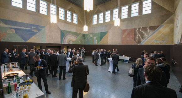 Teilnehmerinnen und Teilnehmer der Demokratiekonferenz 2017 an Stehtischen im Foyer