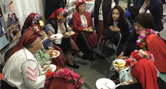 Staatsrätin Gisela Erler (r.) im Gespräch mit dem Seniorenchor von Babovo/Bulgarien (Bild: Staatsministerium Baden-Württemberg)