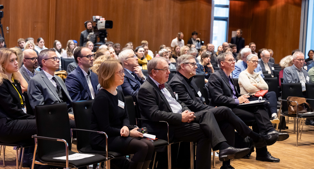 Saal mit Teilehmern der Demokratiekonferenz 2023