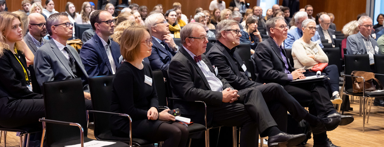 Saal mit Teilehmern der Demokratiekonferenz 2023