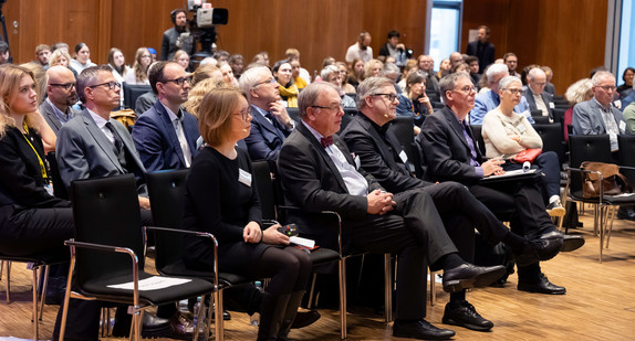 Saal mit Teilehmern der Demokratiekonferenz 2023