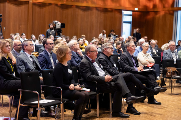 Saal mit Teilehmern der Demokratiekonferenz 2023