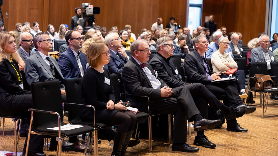 Saal mit Teilehmern der Demokratiekonferenz 2023