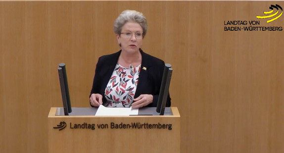 Staatsrätin Barbara Bosch spricht im Landtag.