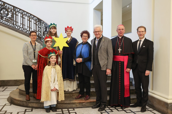 Ministerpräsident Winfried Kretschmann und seine Ehefrau Gerlinde, Staatsminister Dr. Florian Stegmann und Weihbischof Dr. Peter Birkhofer mit der Sternsingergruppe der Kirchengemeinde Zur Allerheiligsten Dreifaltigkeit Schmiden